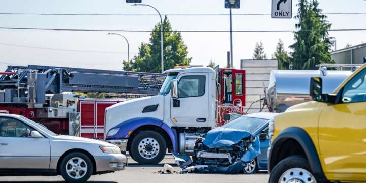 Accidentes de Camiones en Sherman Oaks: ¿Por qué Necesita un Abogado?